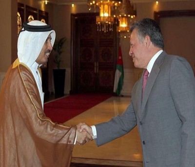 السفير القطري بعمان ينفي وجود أي ضغوطات على الأمير حمد للتنازل عن الحكم مشدداً على أن الحدث لم يكن آنياً