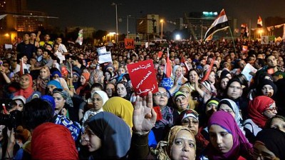 قتيل و30 مصابا في اشتباكات بين أنصار مرسي ومعارضيه