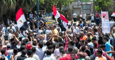 3 وفيات واصابة 467 حصيلة الاشتباكات ومتظاهرو الاسكندرية يقطعون طريق الكورنيش وسط دعوات نشطاء "تمرد" بعدم تدخل الجيش