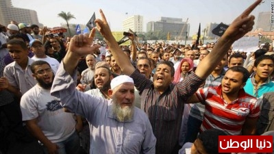 الالاف يرفعون الكروت الحمراء وأخرون يطالبونه بالرحيل ومصدر يعلن عن ضبط اسلاميين بحوزتهم اسلحة بيضاء ومولوتوف