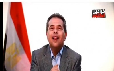 شاهد الفيديو .. ظهور "توفيق عكاشة" على قناته الجديدة ويُغيظ الرئيس المصري بحركات طفولية