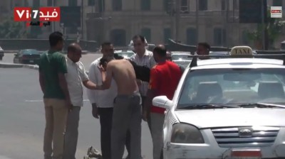 بالفيديو: شاب يرتدى زى منتقبة والأهالى يخلعون ملابسه على كوبرى أكتوبر بمصر