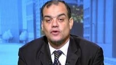 بالفيديو: مذيعة قناة الجزيرة تذكر اسم مذيع قناة 25 و تقول "خميس" بدلا من عبد الحافظ على طريقة باسم يوسف