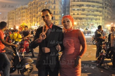 بالصور والفيديو.. "عروسان" يصلان ميدان التحرير للاحتفال بزفافهما وسط هتافات ضد النظام