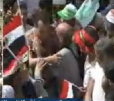 بالفيديو: متظاهر اخواني لمراسل قناة الجزيرة : "هات بوسة" على الهواء مباشرة