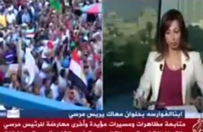 بالفيديو.. كيف تقمصت مذيعة "الجزيرة" شخصية باسم يوسف على الهواء؟