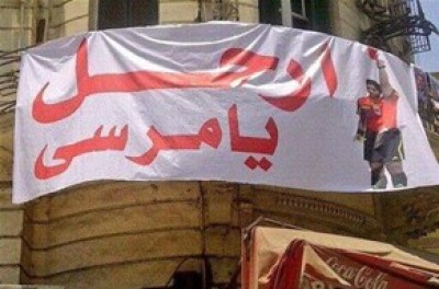 المحتجون المعارضون بمصر يحاولون تسلق جدران "الإتحادية"