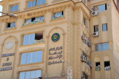 صور مقر الاخوان المسلمين في المقطم وقد تحول الى ثكنة عسكرية بتحصينات واكياس الرمل على النوافذ