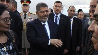 الجارديان البريطانية تنشر 3 سيناريوهات بعد بيان "الجيش" : وضع الرئيس المصري تحت الإقامة الجبرية