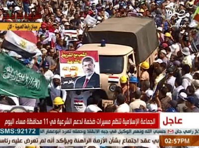 مؤيدو الرئيس "مرسي" يضجّون فرحاً بعربة جيش مرّت بتظاهراتهم برابعة العدوية..ومعارضوه فرحون بالطائرت..مصر ما بين طائرة وعربة .. من سينتصر ؟