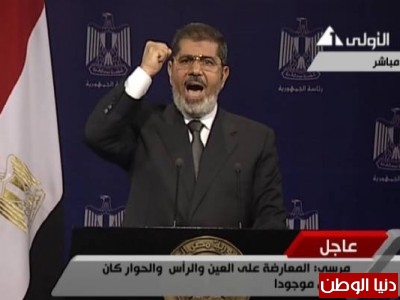 مرسي يكتب آخر تغريدة على صفحته بالفيس بوك : ليعلم أبناؤنا أننا لا ننزل على رأي الفسدة.. ولا نعطي الدنية أبدًا من وطننا