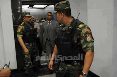 الفيسبوك يتداول صورة اعتقال الرئيس المصري السابق"محمد مرسي"