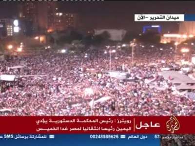 شاهد بالفيديو : لحظة اقتحام واغلاق الجزيرة مباشر على الهواء مباشرة