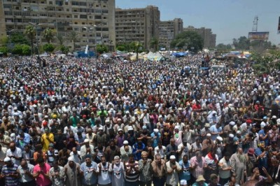 بالصور.. دعوات للتظاهر غدا وامهال الجيش 24 ساعة لعودة مرسي : مؤيدو مرسي يواصلون التظاهر ويعلنون العصيان المدني