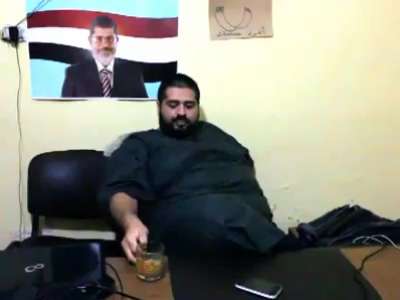 بالفيديو .. رد فعل أحد شباب الإخوان على عزل مرسى
