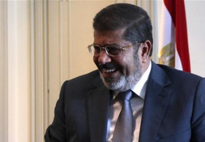 الشرق الأوسط: مرسي واجه قرار عزله بضحك متواصل و"هستيري"