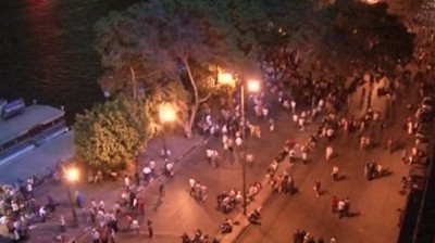 30 قتيل ومئات الجرحى في اشتباكات بين مؤيدي مرسي ومعارضيه في محافظات مختلفة وإعلان حظر التجول في مدن شمال سيناء