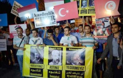 مغاربة و أتراك يتظاهرون احتجاجًا على عزل مرسي