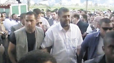 فيديو جديد لحظة اقتحام منزل نائب المرشد : زوجة الشاطر تقابلهم بـ"حسبي الله ونعم الوكيل" والأمن : "يلا يا جبان" !