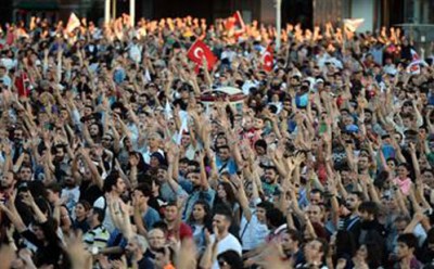 تركيا: متظاهرون يتناولون افطار اول ايام رمضان بساحات اسطنبول