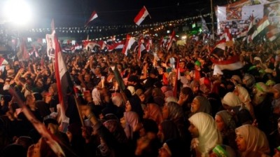 مؤيدي الرئيس المعزول من جهة ومعارضيه من جهة ثانية ... حشود مليونية في القاهرة بميداني التحرير ورابعة عدوية