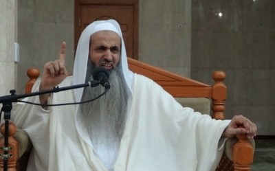 إمام سعودي يختم القرآن في ثاني أيام رمضان يبدأ بصلاة التراويح بعد العشاء وينتهي قبيل الفجر قائلاً سبحانك ما عبدناك حق عبادتك