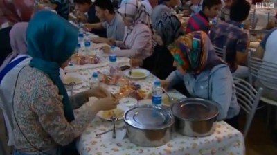 شاهد بالفيديو: موائد إفطار جماعية في شوارع تركيا