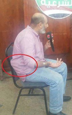 صفوت حجازي يحمل سلاحا باعتصام رابعة