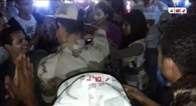 بالفيديو .. جنود الجيش يرقصون مع فتيات وشبان أمام الاتحادية