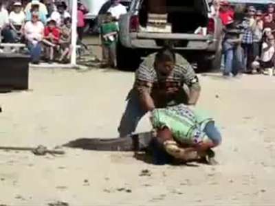 رجل يضع راسة داخل فم تمساح فاطبق على راسه