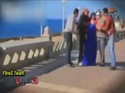 بالفيديو .. امرأة تلد والمولود يهرب