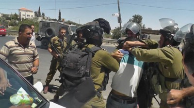 إصابات واعتقال مواطن في اعتداء لقوات الاحتلال والمستوطنين على بيت أمر