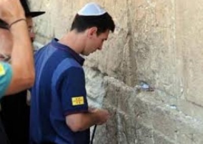 بالصور : ميسي ورفاقه يرتدون "القلنسوة اليهودية" أمام حائط البراق