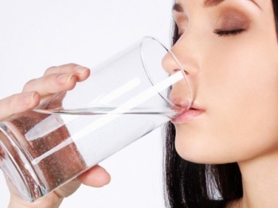 هل شرب الماء دفعة واحدة يسبب تليف الكبد؟