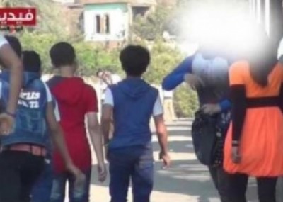 بالفيديو.. "شلوت" بنت جريئة تدافع عن نفسها فى مواجهة التحرش