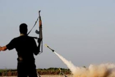 غزة تقصف سديروت بصاروخ والاحتلال يقصف موقعا شمال غزة فجرا