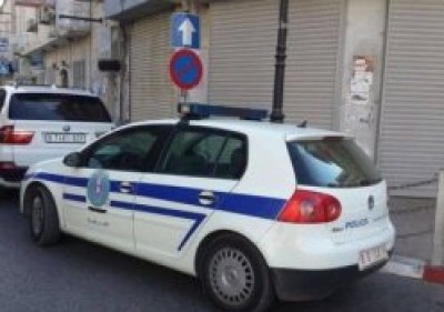 حدث في رام الله : شرطي يخالف شرطي