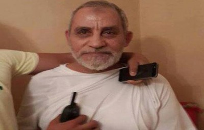 خفايا اعتقال مرشد الاخوان بمصر : أحد المواطنين شاهد بديع يصلي من شرفة شقته فأبلغ الأجهزة الأمنية