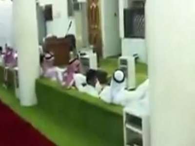 بالفيديو.. نزاع على "الإمامة" في مسجد في السعودية يقسم المصلين إلى "جماعتين"