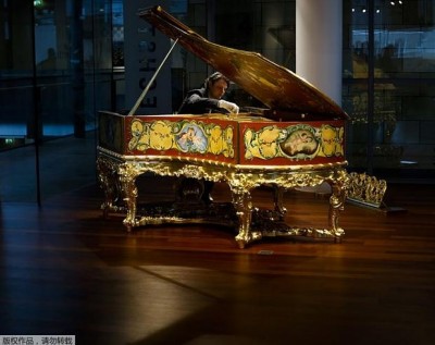 شركة تعرض بيانو مصنوع في القرن ال 19من الذهب في مدينة برلين الالمانية