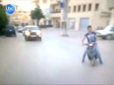 بالفيديو.. سيارة تصدم شابا على دراجته النارية