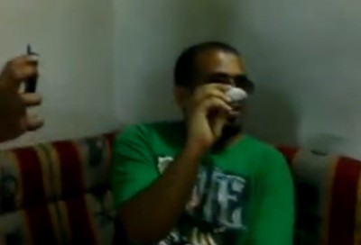 فيديو : سعودي ياكل عصفور حي ليحصل على جوال