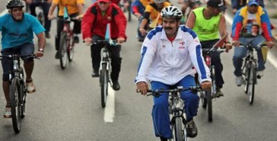 بالفيديو.. الرئيس الفنزويلي يسقط عن دراجته أمام الجماهير