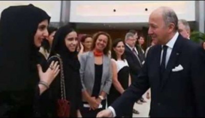 فتاة اماراتية ترفض مصافحة وزير خارجية فرنسا.. كيف كانت ردة فعله
