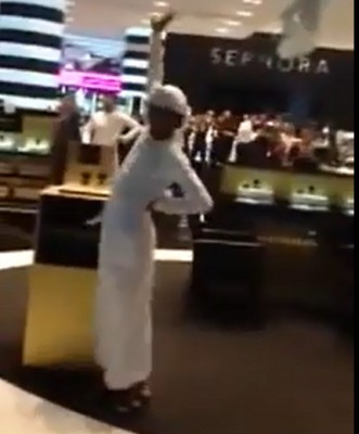 شاهد بالفيديو: شاب إماراتي يرقص في دبي مول بطريقة تثير الاستياء