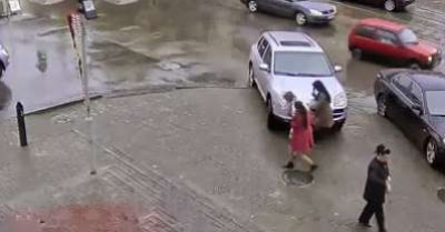 فيديو ممنوع لأصحاب القلوب الضعيفة: غباء امرأة اخطأت بين الفرامل ودواسة الوقود يؤدي لسحق فتاتين