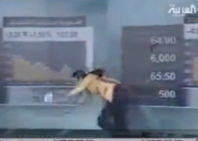 شاهد بالفيديو : مذيعة الاخبار الاقتصادية بالعربية تسقط اثناء النشرة