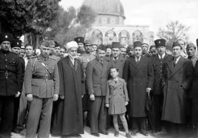 ملك العراق الطفل فيصل الثاني في زيارة إلى القدس عام 1943