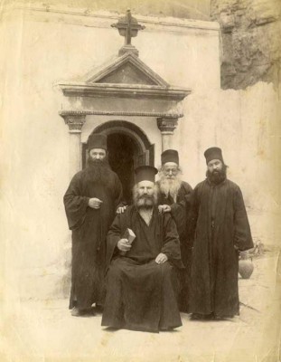 صورة نادرة لمجموعة من الرهبان في دير مار سابا القدس عام 1870