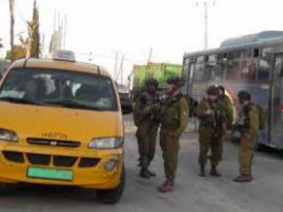 إصابة جنديين باقتحام سيارة فلسطينية لحاجز إسرائيلي شمال نابلس